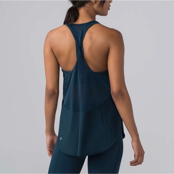 BNWT’S Lululemon Twist and Train Tank - Picture 2 of 10